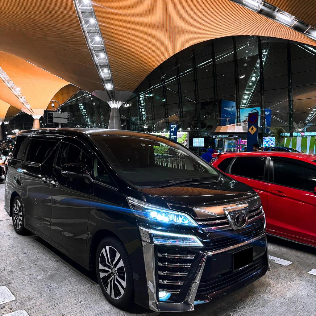 Ellrae luxury airport transfer vehicle waiting at KLIA