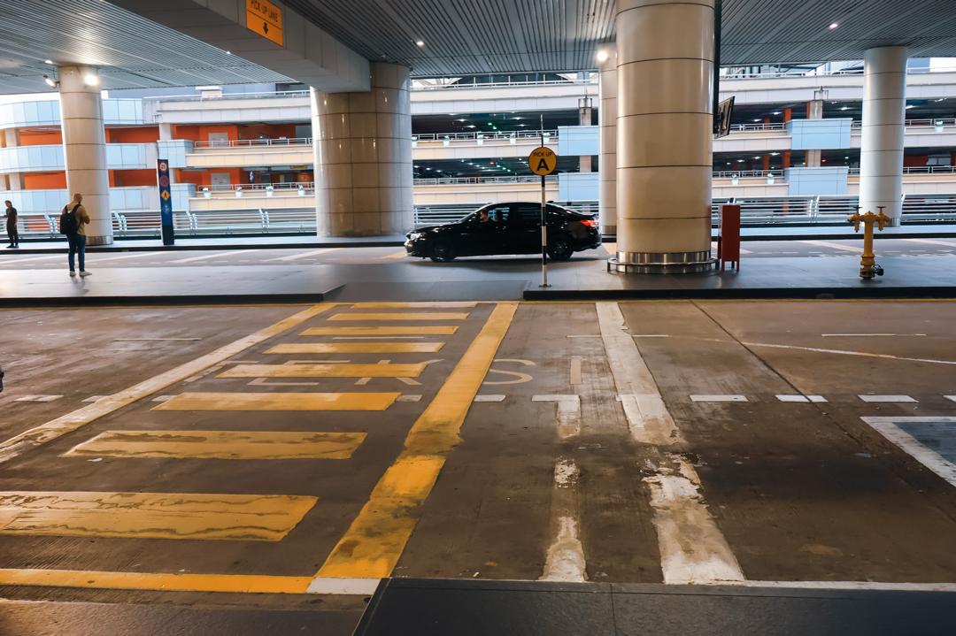 KLIA Terminal 1 zebra crossing towards pickup lane