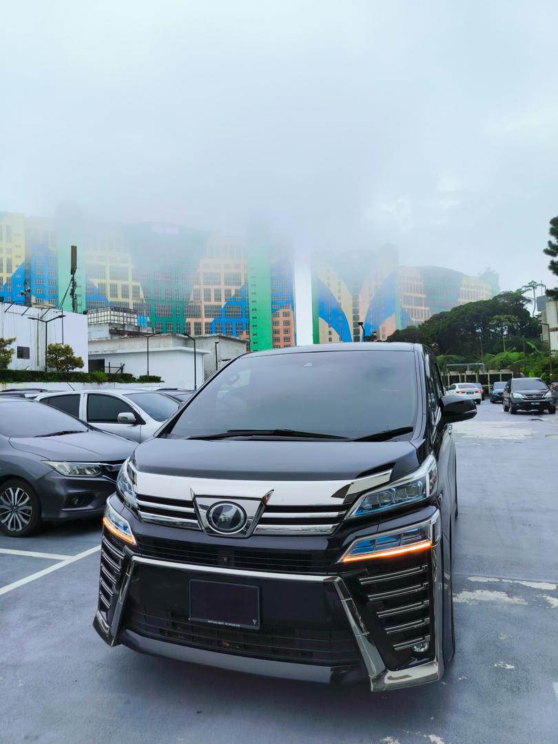 Ellrae luxury MPV exterior in a polished city setting