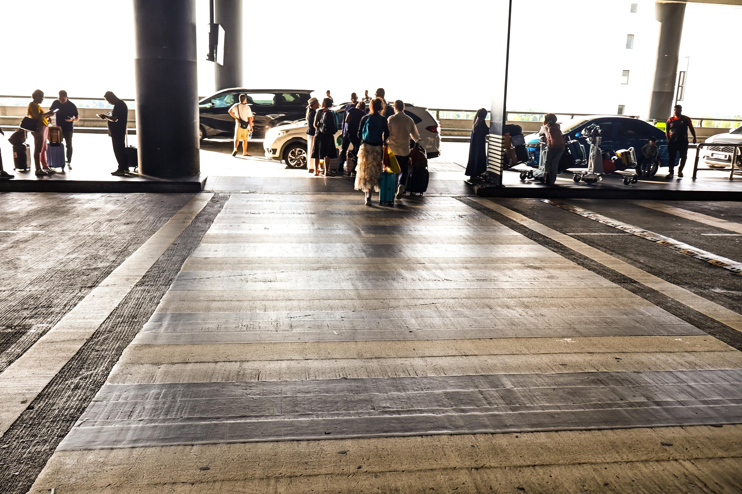 KLIA Terminal 2 zebra crossing towards the outer pickup lane